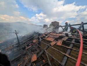 Tragedia care l-a lăsat pe un bărbat de 92 de ani între viață și moarte! Casa s-a făcut scrum din cauza unei…