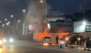 Momente de panică! O mașină de poliție a luat foc în trafic. Ce au făcut agenții când au văzut flăcările!