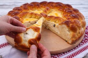 Secretul pentru cea mai pufoasă pască de Paște! Ingredientul pe care gospodinele trebuie să-l pună neapărat în aluat