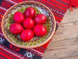 Greșeala uriașă pe care o fac românii de Paște! Ce să pui în apa în care fierbi ouăle ca să nu se mai crape deloc