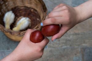 Cine trebuie să ciocnească primul oul de Paște! Secretul pe care toți românii trebuie să îl știe…