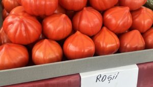Preț ireal în Piața Obor înainte de Paște! Cât a ajuns să coste un kilogram de roșii: „Mai scumpe decât carnea”