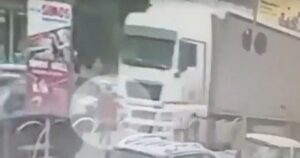 Accident grav! O femeie a fost strivită de un TIR
