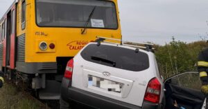 Tragedie în Timiș! Un șofer a murit pe loc după ce mașina i-a fost spulberată de tren. Ce s-a întâmplat cu pasagerii