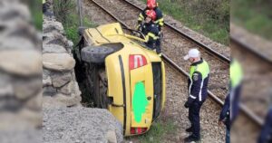 Tragedie pe șosea! O femeie însărcinată, resuscitată după ce mașina s-a răsturnat lângă calea ferată. Elicopter la fața locului!