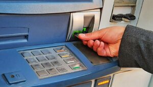 Adio, bancomate! Schimbarea majoră care îi va afecta pe toți românii! Cum vom scoate bani de pe card în curând