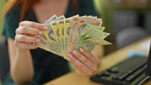 Bani de la stat pentru românii care se angajează: Cum poți încasa 1.000 de lei prin prima de activare