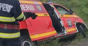 Răsturnare de situație în Galați! O autospecială SMURD plină cu pompieri a fost aruncată direct în șanț de un șofer vinovat