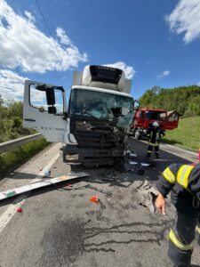 Un tânăr de 33 de ani a murit pe loc după un impact frontal devastator între două autoutilitare