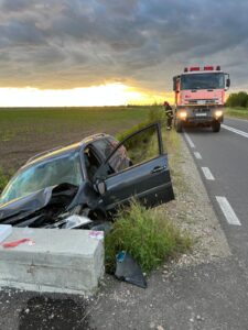 Accident grav! O mașină s-a răsturnat în afara părții carosabile. Victime transportate de urgență la spital