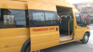 Imagini ireale în Dâmbovița! 31 de copii, înghesuiți într-un microbuz de 16 locuri sub privirile profesorilor