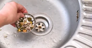 Adio miros de ouă putrede din baie! Trucul de 0 lei care curăță tot: Ce să torni în sifon când plouă afară