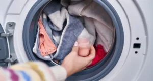 Mașina de spălat o ia la fugă prin casă? Trucul simplu care te scapă de zgomot și de reparații costisitoare