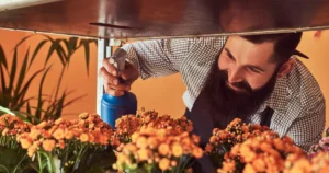 Pune apă oxigenată în ghiveciul florilor. Trucul genial care salvează imediat plantele udate prea mult