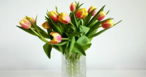 Greșeala uriașă care îți ofilește florile din vază! Trucul de aur dezvăluit de un expert după 30 de ani de experiență