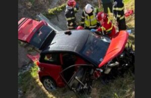 O tânără de 17 ani a ajuns cu mașina în albia unui pârâu! Cum s-a produs accidentul teribil