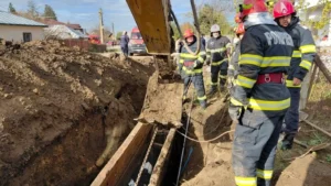 Moment critic în Dărmănești! Un bărbat a fost îngropat de viu sub un mal de pământ. Elicopterul SMURD a venit de urgență