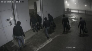 Captură ca în filme! Opt români care jefuiau TIR-uri în mers și firme de lux în Italia au fost prinși de carabinieri.