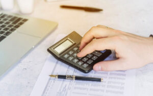 Anunț important pentru toți pensionarii: Când intră banii în iunie 2026 din cauza minivacanței de Rusalii