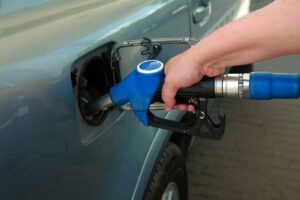 Schimbare neașteptată la pompă! Cât costă motorina și benzina astăzi în București. Lista completă a prețurilor
