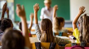 Ajutor de 200 de euro pentru calculatoare în 2026. Cine sunt elevii și studenții eligibili