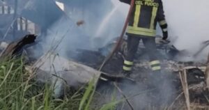 Soartă crudă pentru un român din Italia! A murit ars de viu în rulota în care dormea după munca la câmp