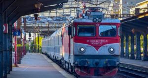 Tragedie în Gara Bușteni! Un tânăr de 21 de ani s-a urcat pe un tren și a fost spulberat de un arc electric de 27.000V!