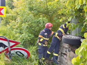 Impact violent pe DN 29D! O mașină s-a răsturnat după ce două autoturisme s-au ciocnit. Ce a pățit șoferul de 27 de ani