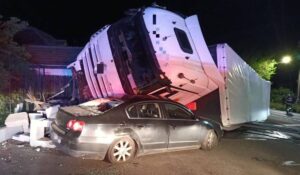 Imagini de la locul accidentului! Un TIR încărcat cu energizante s-a răsturnat peste o mașină parcată în Vâlcea