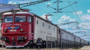 Un tânăr de 21 de ani s-a urcat pe un tren și a fost preluat de elicopterul SMURD în stare gravă