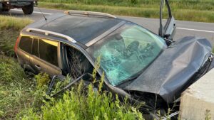 Accident cumplit în Argeș! O șoferiță beată a intrat cu mașina într-un cap de pod, un bărbat a murit pe loc