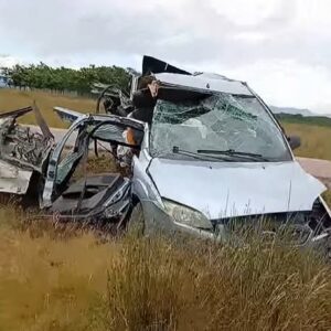 Accident rutier violent! Două mașini, distruse complet!
