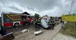 Accident violent! O mașină a fost făcută praf după ce a intrat direct într-un cap de pod! Un tânăr a rămas încarcerat