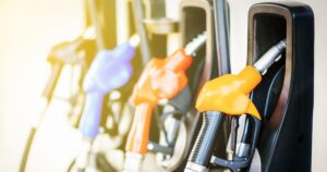 Paradoxul de la pompă. România este singura țară din Uniunea Europeană care merge împotriva curentului la prețul carburanților