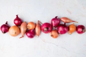 Greșeala care îți strică toată ceapa din grădină! Cum să plantezi arpagicul corect ca să nu „urce” în tijă