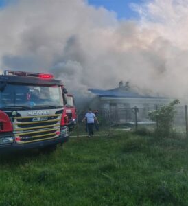 Incendiu de proporții la o fermă din Milișăuți. 300 de animale au fost în calea flăcărilor