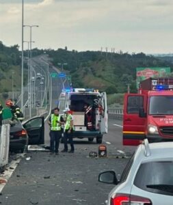 Accident grav pe Autostrada Soarelui. O femeie și un copil de 2 ani, răniți după impact
