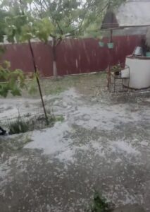 Iarnă în plină vară în Argeș. Grindina a făcut prăpăd în Mihăești și Stâlpeni