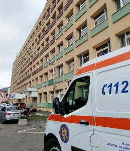 Caz șocant la Bistrița. O femeie a ajuns la spital cu plăgi tăiate la gât