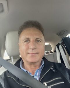 Constantin Enceanu, umilit de învățătoare. „Doar romii devin cântăreți”
