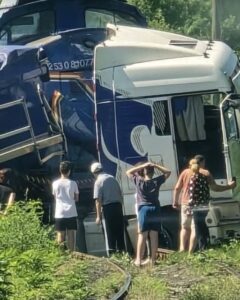 BREAKING! Accident feroviar lângă Motru. Un TIR a fost lovit în plin de o locomotivă