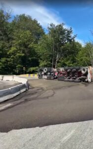 Alertă maximă pe un drum național. O cisternă s-a răsturnat și combustibilul curge pe șosea. Traficul este complet blocat