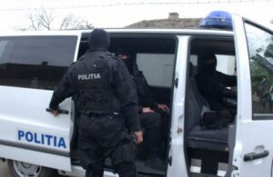 A crezut că scapă de poliție, dar a fost prins în piscină! Scene incredibile cu mascați și drone în Bistrița