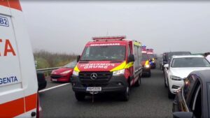 Noapte de coșmar pe un drum național. Opt persoane au ajuns la spital după ce un șofer de 18 ani a provocat un accident cu trei vehicule