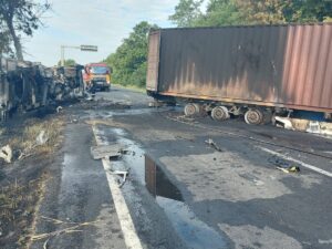Două TIR-uri, mistuite de flăcări pe DN2A. Haos în trafic la ieșirea din Țăndărei!