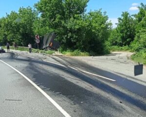 Tragedie pe șosele după impactul violent dintre un autoturism și un TIR. Intervenție contracronometru pentru scoaterea unei persoane încarcerate