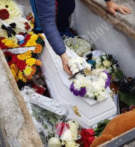 Tragedie cumplită pentru o mamă româncă. Copilul ei a murit după ce a înghițit ceva ce nu trebuia. Femeia a dispărut din țară chiar înainte de a naște din nou