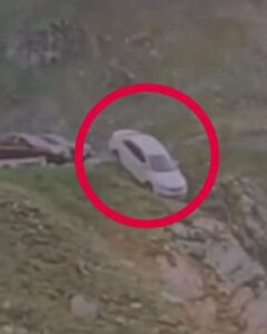 A coborât din mașină pentru o fotografie, dar a avut parte de un șoc. Autoturismul a dispărut într-o râpă sub privirile martorilor