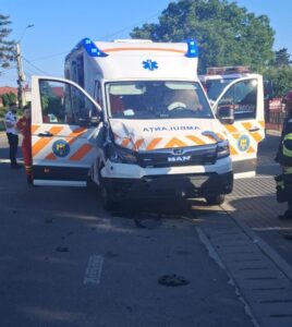 Accident grav cu o ambulanță care transporta un minor. Șapte persoane au ajuns la spital după o manevră neașteptată în trafic