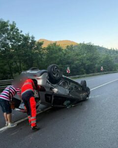 S-au răsturnat cu mașina pe DN17, dar au scăpat ca prin minune! Ce au decis imediat după impactul violent